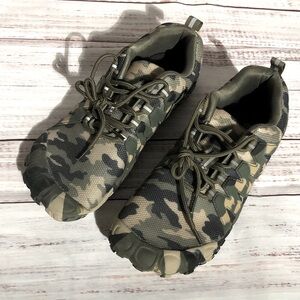 Weweya Men's Green Camouflage Athletic Shoes size 42 wide toe NWOT